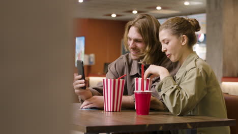 Glückliches-Paar-Macht-Selfie-Mit-Smartphone-Beim-Popcornessen-Im-Kino-Snack-1
