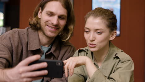 Porträt-Eines-Glücklichen-Paares,-Das-Im-Kino-Ein-Selfie-Mit-Dem-Telefon-Macht