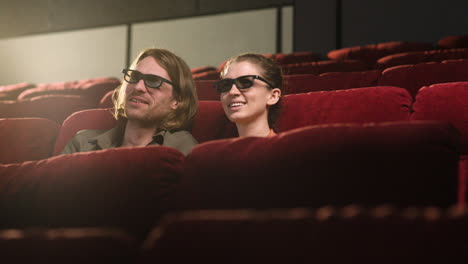 Paar-Mit-3D-Brille-Sitzt-Im-Kino,-Während-Sie-Sich-Unterhalten-Und-Einen-Film-Ansehen
