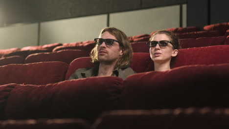Paar-Mit-3D-Brille,-Das-Im-Kino-Sitzt,-Während-Sie-Sich-Unterhalten-Und-Einen-Film-Ansehen-1