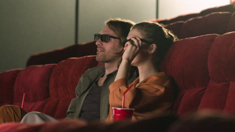 Seitenansicht-Eines-Paares-Mit-3D-Brille,-Das-Im-Kino-Sitzt,-Während-Sie-Sich-Unterhalten-Und-Einen-Film-Ansehen