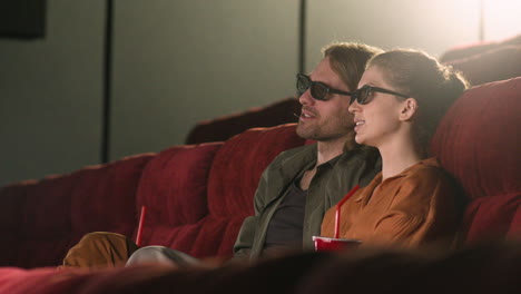 Seitenansicht-Eines-Paares-Mit-3D-Brille,-Das-Im-Kino-Sitzt,-Während-Sie-Sich-Unterhalten-Und-Einen-Film-Ansehen-1