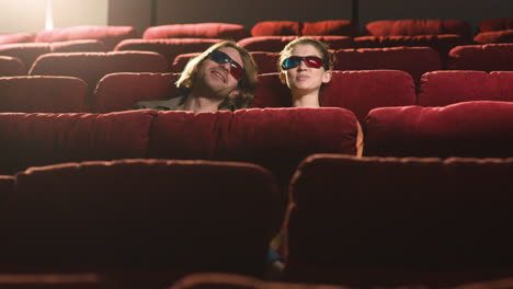 Fernsicht-Auf-Ein-Paar-Mit-3D-Brille,-Das-Im-Kino-Sitzt,-Während-Es-Einen-Film-Anschaut-Und-Popcorn-Isst-1