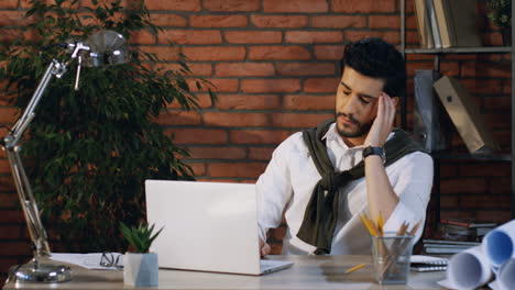 Müder-Arabischer-Geschäftsmann,-Der-Seine-Arbeit-Am-Laptop-Erledigt-Und-Gelangweilt-Im-Büro-Aussieht