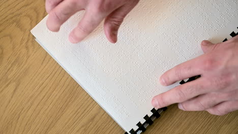 Nahaufnahme-Eines-Nicht-Erkennbaren-Blinden-Mannes,-Der-Ein-Braille-Buch-Liest