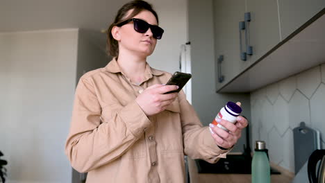 Blinde-Frau-Mit-Brille,-Die-Eine-Mobile-App-Verwendet,-Um-Das-Produktetikett-Zu-Hause-Zu-Lesen