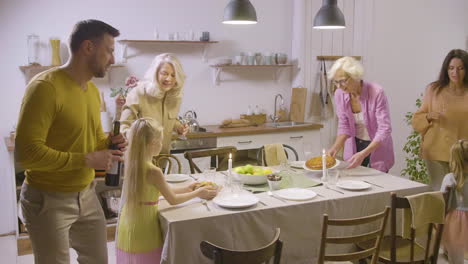 Glückliche-Familie,-Mit-Eltern,-Großmüttern-Und-Kleinen-Mädchen,-Die-Gemeinsam-Den-Tisch-Decken-Und-Zum-Abendessen-Fertig-Sind-1