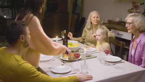 Mujer-Sirviendo-Pastel-A-Su-Familia-Durante-Una-Cena-En-Casa-1