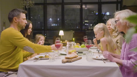 Seitenansicht-Einer-Familie,-Die-An-Einem-Tisch-Zu-Abend-Isst-Und-Eine-Tolle-Zeit-Genießt