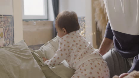 Entzückendes-Kleines-Baby-Im-Pyjama,-Das-Am-Wochenendmorgen-Im-Bett-Der-Eltern-Spielt