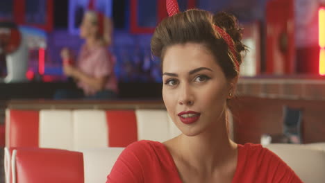 Pin-Up-Smiling-In-An-American-Diner