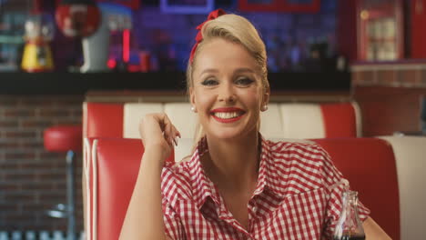 Blonde-Pin-Up-Smiling-In-An-American-Diner