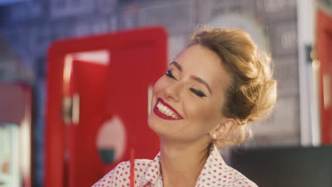 Blond-Woman-Talking-To-A-Man-In-An-American-Diner