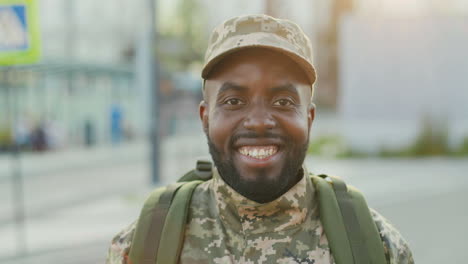 Ein-Hübscher-Soldat-Lächelt-In-Den-Straßen