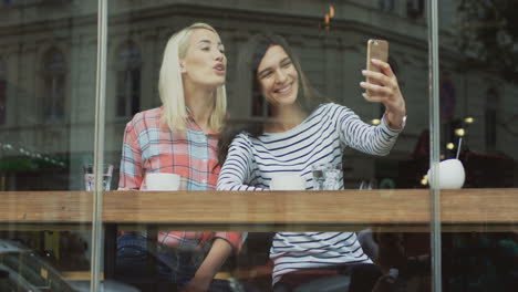 Charmante-Freundinnen,-Die-Selfie-Fotos-In-Einem-Café-Machen
