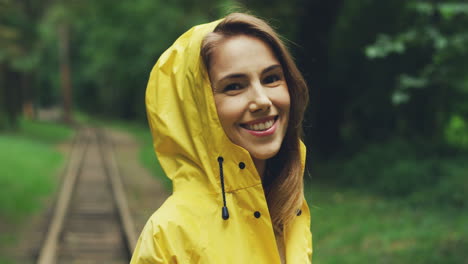 Porträt-Einer-Schönen-Frau-In-Einem-Gelben-Regenmantel-1