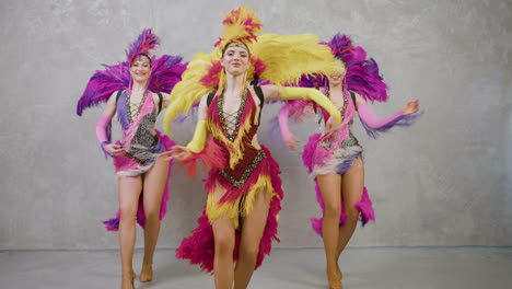 Drei-Schöne-Showgirls-Tanzen