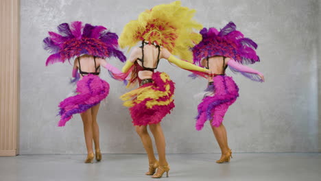 Drei-Wunderschöne-Showgirls-Tanzen-1