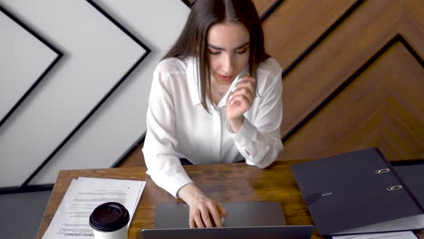 Eine-Frau-Arbeitet-Mit-Ihrem-Laptop-In-Einem-Büro-3