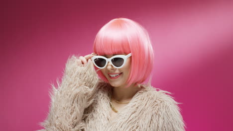 Portrait-O-Woman-Wearing-A-Pink-Wig