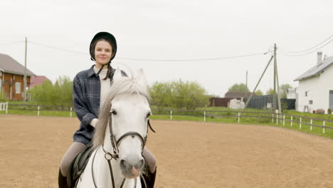 Hübsche-Frau,-Die-Lächelt-Und-Ein-Schönes-Weißes-Pferd-Reitet