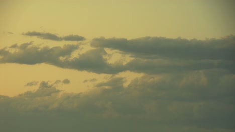 Zeitrafferwolken-Reisen-über-Einen-Sonnenuntergangshimmel