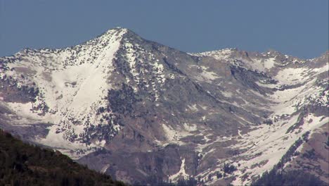 Un-Pico-De-Montaña-Cubierto-De-Nieve-En-California