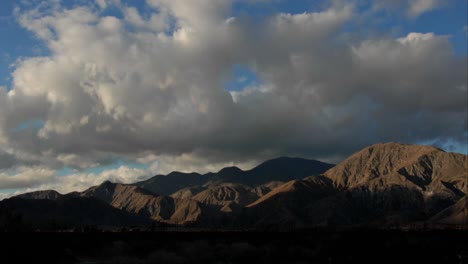 Wolken-Im-Zeitraffer-überqueren-Eine-Südkalifornische-Bergkette