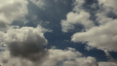 Las-Nubes-De-Lapso-De-Tiempo-Viajan-A-Través-De-Un-Cielo-Azul-Oscuro