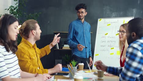 Arabischer-Junger-Mann,-Der-Seinen-Bericht-über-Die-Unternehmensgründungsstrategie-In-Einem-Meeting-Im-Büro-Erklärt