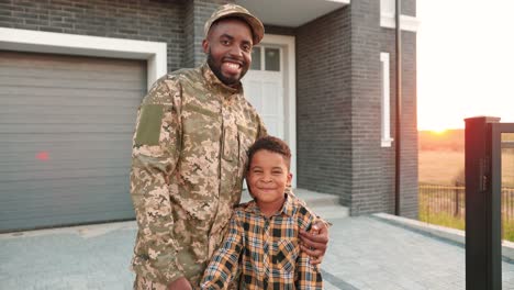 Porträt-Eines-Glücklichen-Amerikanischen-Soldaten-Mit-Seinem-Kleinen-Sohn