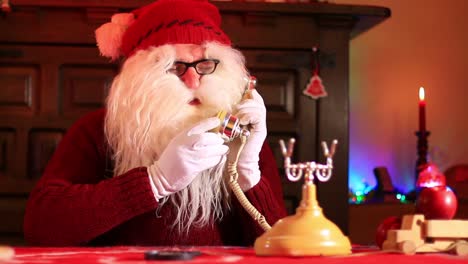 Santa-Claus-Answers-A-Call-On-A-Vintage-Phone-2