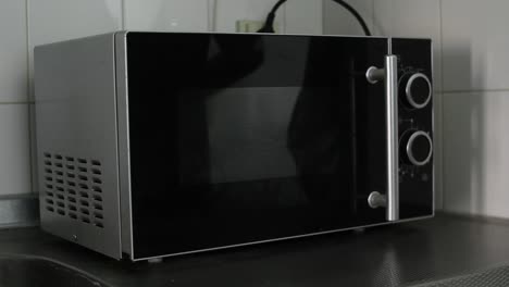 Setting-wattage-on-microwave-to-600w---wideshot