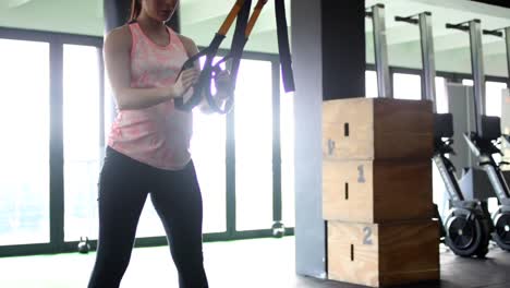 Schwangeres-Weibliches-Fitnessmodell,-Das-Körpergewichtsübungen-In-Einem-Fitnessstudio-Durchführt,-Um-Sich-Während-Ihres-Dritten-Trimesters-Der-Schwangerschaft-Fit-Zu-Halten-3