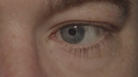 Nahaufnahme-Der-Pupille-Bei-Blauer-Augenverengung---Blick-Aus-Der-Kamera