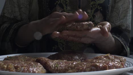 Muslimische-Frau,-Die-Kebab-Pastetchen-Mit-Hackfleisch-Macht