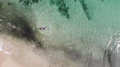 Panama-Im-Februar-Drohne-Schießt-Insel-Contadora,-Die-Zwischen-Fischen-Schwimmt,-Die-Mit-Einer-Drohne-Gefangen-Werden-11