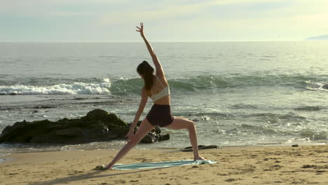 Una-Atractiva-Joven-Practicando-Yoga-En-Una-Hermosa-Playa-De-California-2