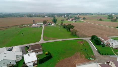 Drone-Ariel-Vista-De-Las-Tierras-Agrícolas-Amish-Y-La-Reunión-Del-Domingo-Amish