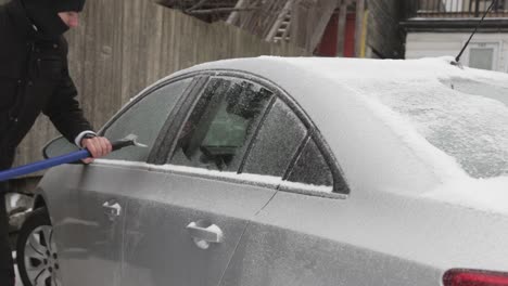 Kanada---Mann,-Der-An-Einem-Wintertag-Eis-Auf-Dem-Autofenster-Kratzt---Nahaufnahmeaufnahme