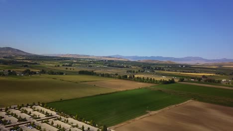 Luftdrohnenaufnahme-Von-Grünen-Und-Gelben-Quadratischen-Anbauflächen-Von-Ackerland-In-Payson-Utah