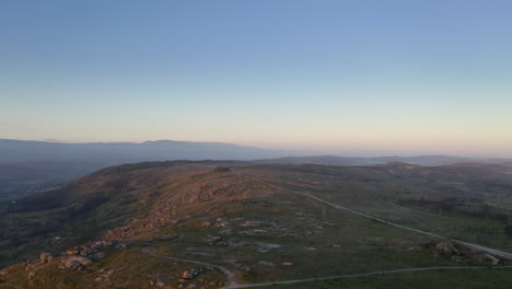 Hermoso-Camino-De-Montaña-Filmado-Al-Amanecer-Por-Drones-En-El-Norte-De-Portugal