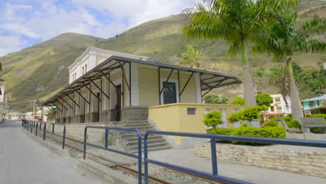 Estación-De-Tren-De-Huigra-En-La-Costa-Ecuatoriana-3