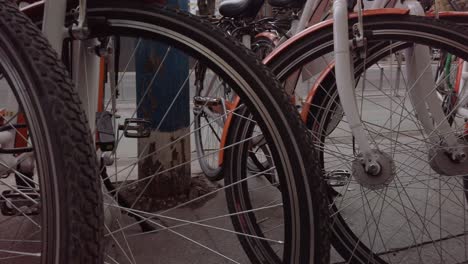 Bicicleta-Encadenada-Y-Estacionada-En-La-Acera,-Cierre-Los-Detalles-De-Los-Neumáticos-De-Bicicleta