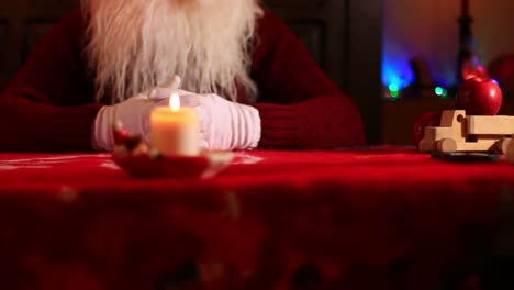 Brennende-Kerze-Auf-Dem-Tisch-Des-Weihnachtsmanns