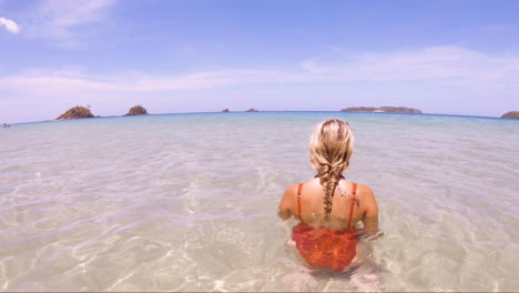 Junge-Schöne-Frau-Sitzt-In-Den-Kristallklaren-Ozeanen-Von-Nacpan-Beach-In-El-Nido-Philippinen,-Perfekter-Urlaub-Und-Traumziel-1