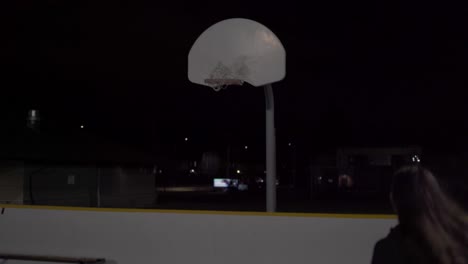 Mädchen-Läuft-Nachts-Auf-Basketballkorb-Zu-Und-Schießt-Weit-Hinein