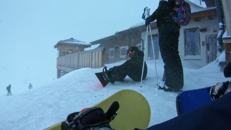 Pensando-En-Snowboard-Arriesgado-En-Una-Tormenta-De-Nieve