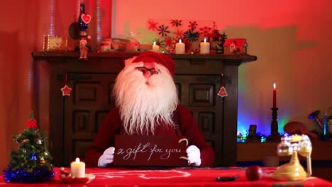 Der-Weihnachtsmann,-Der-Ein-Geschenk-Für-Sie-Zeigt,-Notieren-Sie-Auf-Kreidetafel-1