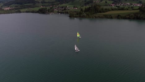 Luftflug-Um-Die-Segelboote,-Greyerzersee,-Schweiz
